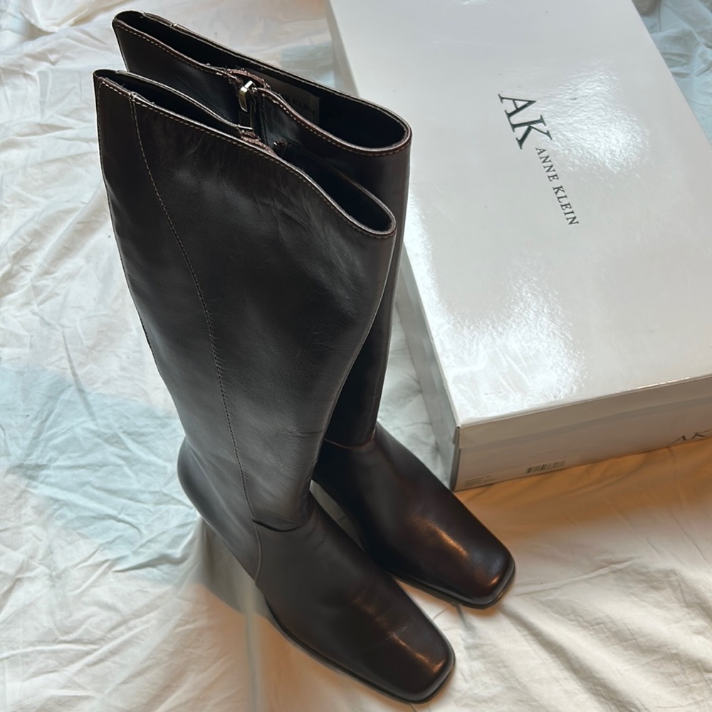 Women’s 7.5 Anne Klein Miracle brown leather zip up boot with stacked heel
